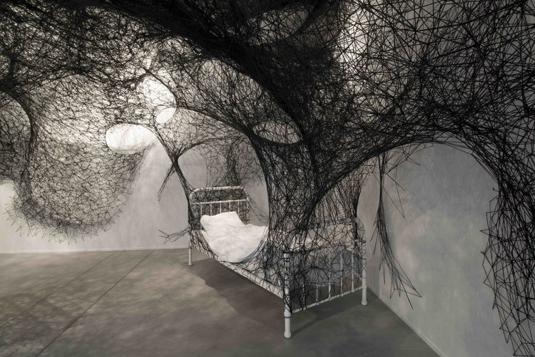 https://www.artistikrezo.com/wp-content/uploads/2021/12/chiharu-shiota.jpg